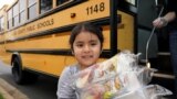 Una niña recibe almuerzo gratuito en Falls Church, Virginia, el 20 de marzo del 2020. 