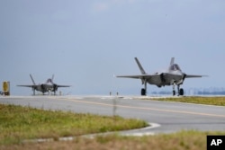 지난해 8월 미한 '을지프리덤실드' 연합연습에 참가한 한국 공군 소속 F-35A 전투기들이 활주로 위를 이동하고 있다.