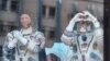 Астронавт НАСА Трейси Дайсон (слева) и космонавт из Беларуси Марина Василевская на космодроме Байконур незадолго до старта.