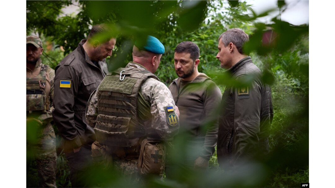 Presiden Ukraina Volodymyr Zelenskyy, kanan ke-2, berbicara dengan petugas di zona pertahanan Vugledar-Maryinka, wilayah Donetsk. (Foto: via AFP)