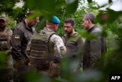 Presiden Ukraina Volodymyr Zelenskyy, kanan ke-2, berbicara dengan petugas di zona pertahanan Vugledar-Maryinka, wilayah Donetsk. (Foto: via AFP)