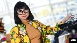 La styliste Shirley Kurata, nominée aux Oscars pour le film "Everything Everywhere All at Once", pose dans sa boutique à Los Angeles.