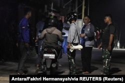 TNI AD berjaga saat terjadi kebakaran besar di fasilitas amunisi militer di Bekasi, 30 Maret 2024. (Foto: Antara/Fakhri Hermansyah/via REUTERS)