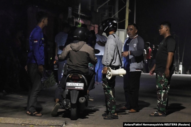 TNI AD berjaga saat terjadi kebakaran besar di fasilitas amunisi militer di Bekasi, 30 Maret 2024. (Foto: Antara/Fakhri Hermansyah/via REUTERS)