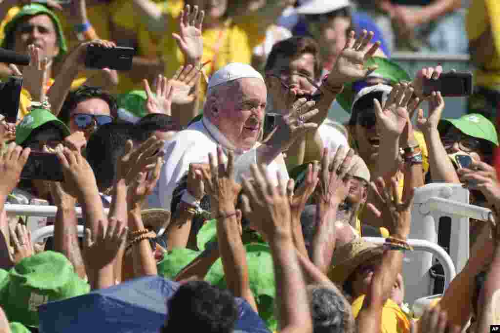 Папата Франциско се состана со илјадници волонтери на Светскиот ден на младите во Passeio Marítimo во Алжеш, веднаш надвор од Лисабон, Португалија.