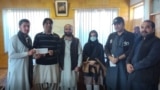 د سيمې د صحت محکمې ډي ايچ او ډاکټر ناصر وايي، له سېلابونو په اغېزمن شوو پوليو کارکوونکو کې نارينه او مېرمنې هم دي چې د بل ګېټس فاونډېشن له خوا ورسره مرسته شوې. دوی د فاونډېشن په مرسته خوشاله دي او مننه يې کوي