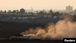 Un tanque maniobra cerca de la frontera entre Israel y Gaza, en medio del conflicto en curso entre Israel y Hamas, en Israel, el 7 de agosto de 2024.