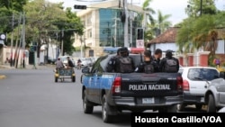 Una patrulla policial circula por Managua, capital de Nicaragua, donde el gobierno mantiene prohibido todo tipo de manifestación en contra del presidente Daniel Ortega. Foto VOA