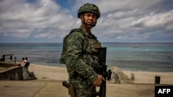 资料照：一名菲律宾士兵在巴丹群岛的卡加延卡拉延岛站岗。巴丹群岛是位于该国最北端的一组岛屿，距离台湾仅 140 公里。（2023年6月30日）