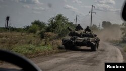 乌克兰士兵驾驶坦克行驶在东南部一个名叫罗博季涅的村庄附近。(2023年8月25日)