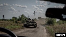 우크라이나군 탱크가 남부 자포리자주 로보티네 인근에서 지난 25일 진격하고 있다. 
