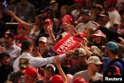 Warga mengambil spanduk yang dibagikan saat calon presiden Partai Republik dan mantan Presiden AS Donald Trump menggelar kampanye di Bozeman, Montana, AS, 9 Agustus 2024. (Foto: REUTERS/Jim Urquhart)