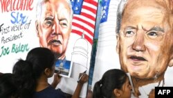 Wanafunzi wakikamilisha michoro ya rais wa Marekani Joe Biden katika shule ya sanaa huko Mumbai, Septemba 7 2023. Picha na INDRANIL MUKHERJEE / AFP. 