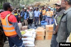 산사태가 발생한 파푸아뉴기니 엥가 주 지역에 구호요원들이 식량 배포를 준비 중이다.