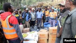 Para pekerja bantuan bersiap untuk mendistribusikan bantuan bagi para korban tanah longsor di provinsi Enga, Papua Nugini, pada 26 Mei 2024. (Foto: New Porgera Limited/Handout via Reuters)