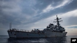 资料照片：美国海军提供的这张照片显示的是在地中海的卡尼号驱逐舰。（2018年10月23日）