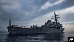 ພາບນີ້​ທີ່​ສະ​ໜອງ​ໃຫ້​ໂດຍກອງ​ທັບ​ເຮືອ ສະ​ຫະ​ລັດ ສະ​ແດງ​ໃຫ້​ເຫັນ​ກຳ​ປັ່ນ USS Carney ໃນ​ທະ​ເລ ເມ​ດີ​ເທີ​ເຣ​ນຽນ, 23 ຕຸ​ລາ 2018.