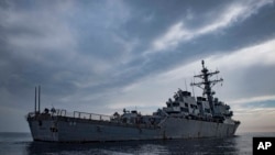 Kapal angkatan Laut AS USS Carney saay berlayar di Laut Tengah pada 23 Oktober 2018. (Foto: Mass Communication Spc. 1st Class Ryan U. Kledzik/U.S. Naval Forces Europe-Africa via AP)