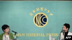 Gubernur Tokyo Yuriko Koike (kiri) dan anggota Dewan Penasihat Renho menghadiri konferensi pers bersama untuk Calon Pemilihan Gubernur Tokyo, di Japan National Press Club di Tokyo, 19 Juni 2024. (Yuichi YAMAZAKI / POOL / AFP )