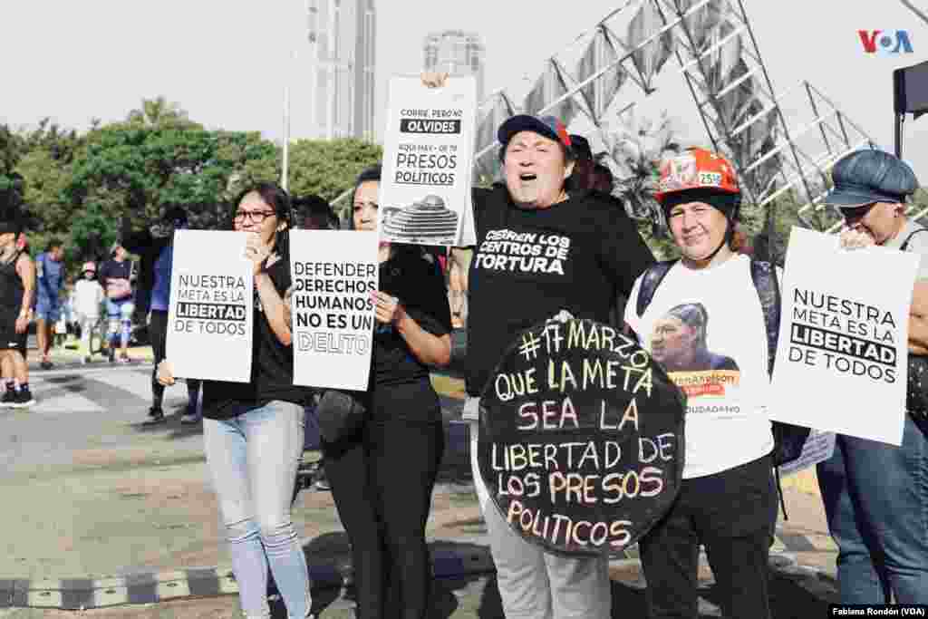 Ciudadanos caraqueños no perdieron la oportunidad de salir a la calle a recordar la lucha que mantienen por la libertad de presos políticos