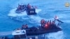 Gambar yang dirilis 25 Juni lalu oleh militer Filipina menunjukkan konfrontasi personel Penjaga Pantai China di atas perahu karet (berwarna hitam) dengan personel AL Filipina (warna abu-abu) di dekat Second Thomas Shoal di perairan Laut China Selatan yang disengketakan.