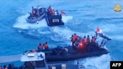 Gambar yang dirilis 25 Juni lalu oleh militer Filipina menunjukkan konfrontasi personel Penjaga Pantai China di atas perahu karet (berwarna hitam) dengan personel AL Filipina (warna abu-abu) di dekat Second Thomas Shoal di perairan Laut China Selatan yang disengketakan.