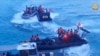 菲律宾武装部队2024年6月17日发布的视频截图照片显示，中国海岸警卫队成员在南中国海第二托马斯沙洲（中国称为仁爱礁）附近冲撞菲律宾海岸警卫队船只并发生暴力冲突。