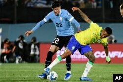 El brasileño Gabriel Jesús, derecha, y el uruguayo Joaquín Piquerez luchan por el balón durante un partido de clasificación para la Copa Mundial de la FIFA 2026 en el estadio Centenario de Montevideo, Uruguay, el martes 17 de octubre de 2023. (Foto AP/Santiago Mazzarovich)