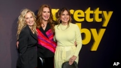 Dari kiri: Produser Eksekutif Ali Wentworth, aktor Brooke Shields dan Mariska Hargitay menghadiri pemutaran perdana "Pretty Baby: Brooke Shields" di Alice Tully Hall, New York, 29 Maret 2023,. (Andy Kropa/Invision/AP)