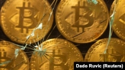Mata uang virtual bitcoin terlihat melalui pecahan kaca dalam ilustrasi yang diambil, 25 Juni 2021. (Photo: REUTERS/Dado Ruvic)
