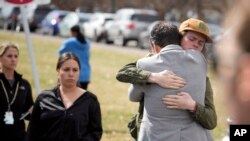 Seorang siswa (kanan) memeluk orang tuanya ketika mereka bertemu menyusul inisiden penembakan yang terjadi di East High School di Denver, pada 22 Maret 2023. (Foto: AP/David Zalubowski)