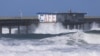Grandes olas chocan contra un muelle del océano debido a los fuertes vientos en el barrio de Ocean Beach de San Diego, California en una muestra de la tormenta invernal que amenaza todo EEUU, el 22 de febrero de 2023.