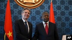 အမေရိကန်နိုင်ငံခြားရေးဝန်ကြီး Antony Blinken (ဝဲ) နဲ့ အန်ဂိုလာသမ္မတ Joao Lourenco တို့ အန်ဂိုလာနိုင်ငံ။ Luanda နန်းတော်မှာ တွေ့ဆုံစဥ်။ (ဇန်နဝါရီ ၂၅၊ ၂၀၂၄) 