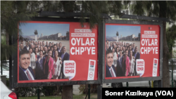 Mavişehir’de reklam panoları CHP tarafından “Genç ve güçlü kadromuzla hazırız” yazılı posterlerle donatılmış durumda.
