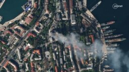 Gambar satelit menunjukkan asap mengepul dari markas besar Angkatan Laut Rusia pasca serangan rudal Ukraina di Sevastopol, Krimea, 22 September 2023. 