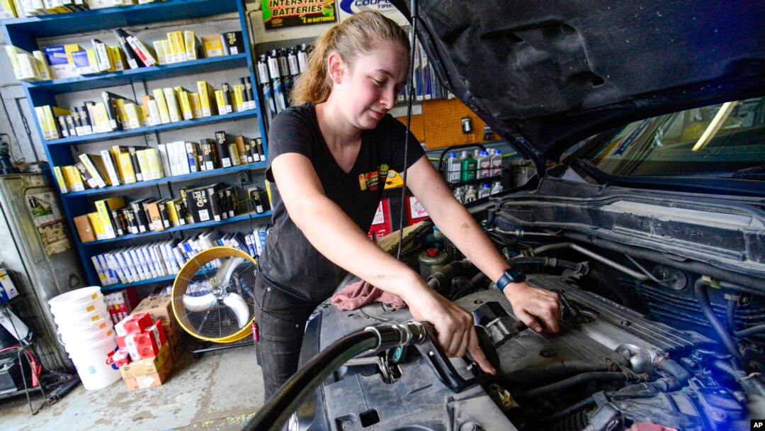 FILE - Elise Lacroix, pemilik bengkel Stop & Go di Brattleboro, Vt., mengganti oli kendaraan di bengkelnya, 15 Juli 2024. (Kristopher Radder/The Brattleboro Reformer via AP)