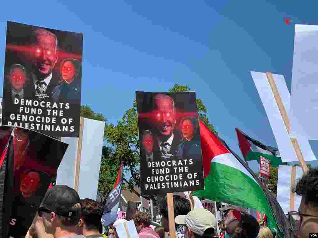 Cientos de manifestantes llegaron a Chicago en el primer día de la Convención Nacional Demócrata. &quot;Los demócratas financian el genocidio de los palestinos&quot;, dice esta pancarta.