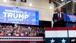 El candidato presidencial republicano, el expresidente Donald Trump, habla en un mitin de campaña en St. Cloud, Minnesota, el 27 de julio de 2024.