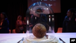 Bakso yang dibuat dengan kode genetik dari mammoth terlihat di museum sains Nemo di Amsterdam, 28 Maret 2023 (dok: AP/Mike Corder)