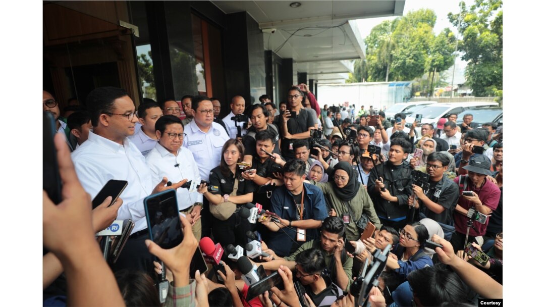 Capres-cawapres Anies Baswedan-Muhaimin Iskandar berbicara di Posko Tim Hukum Amin, Mampang Prapatan, Jakarta Selatan, Selasa(20/2).