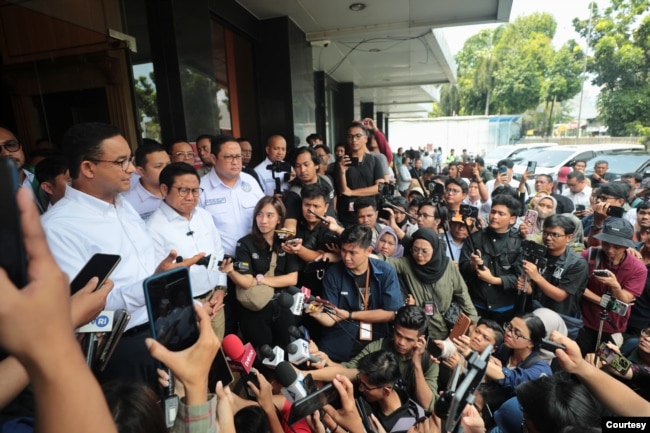 Capres-cawapres Anies Baswedan-Muhaimin Iskandar berbicara di Posko Tim Hukum Amin, Mampang Prapatan, Jakarta Selatan, Selasa(20/2).