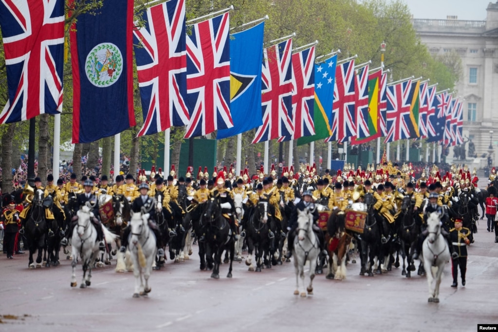 El rey Carlos III de Gran Bretaña y Camila, la reina consorte, se dirigen a la ceremonia de coronación.