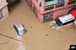 Mobil-mobil terendam air setelah banjir bandang yang dipicu oleh hujan deras yang tiba-tiba membanjiri Kota Rangpo di Sikkim, India, Kamis, 5 Oktober. 2023. (Foto: AP/Prakash Adhikari)