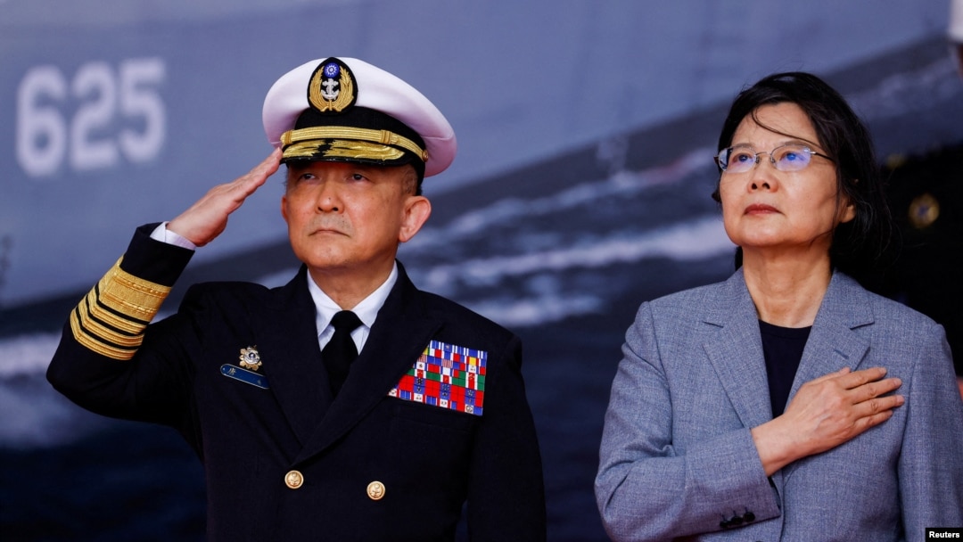 台灣總統蔡英文與台灣海軍司令唐華（左）在宜蘭蘇澳商港出席台灣建造的「安江軍艦」和「萬江軍艦」交付儀式。 （2024年3月26日