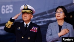 台湾总统蔡英文与台湾海军司令唐华（左）在宜兰苏澳商港出席台湾建造的“安江军舰”和“万江军舰”交付仪式。（2024年3月26日）