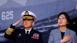台灣總統蔡英文與台灣海軍司令唐華（左）在宜蘭蘇澳商港出席台灣建造的「安江軍艦」和「萬江軍艦」交付儀式。 （2024年3月26日）