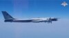 Pembom strategis Tu-95MS dalam penerbangan rutin di atas perairan internasional di Kutub Utara, diambil dari rekaman yang dirilis 14 Agustus 2023. (Kementerian Pertahanan Rusia/Handout via REUTERS)