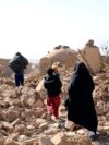 Agganistanke hodaju sa djecom kroz ruševine nakon snažnih zemljotresa u pokrajini Herat, 15. oktobra 2023.