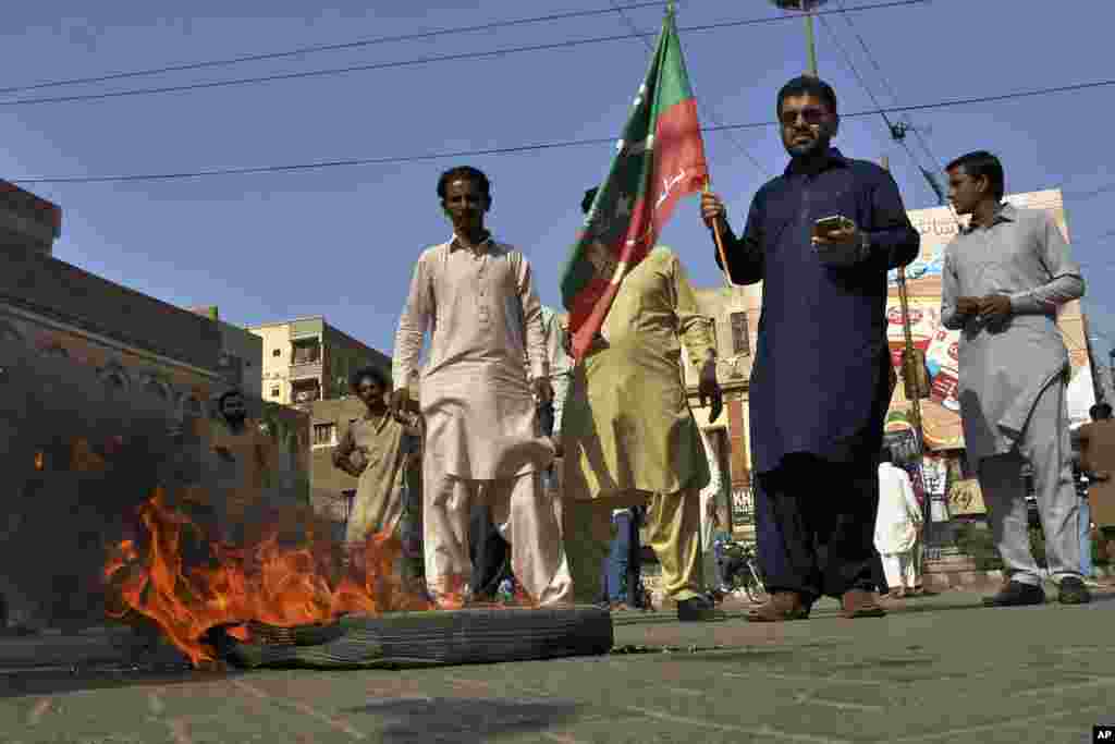 گروهی از حامیان عمران خان در شهر حیدرآباد پاکستان