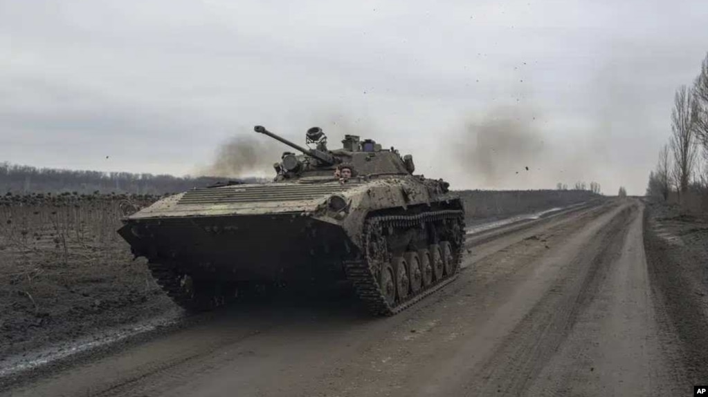 Украинский военнослужащий управляет БМП, выдвигаясь на передовые позиции в районе Бахмута. Украина, 1 марта 2023 года.